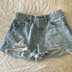 Levi high waisted shorts 501